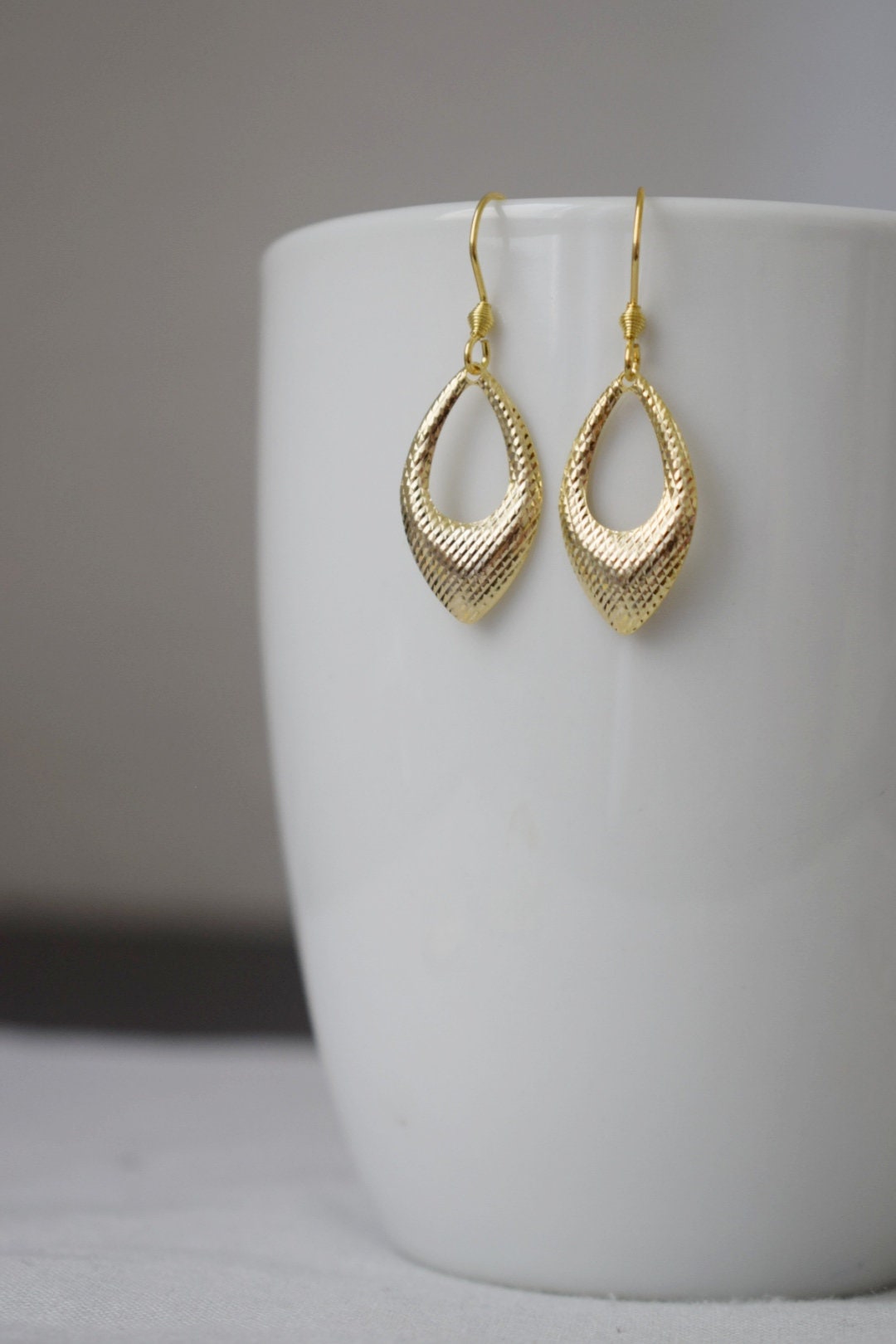 Goldene Tropfenohrringe, Hop-Ohrringe, geometrische Hängeohrringe in Gold, kleine Schmuckgeschenke zum Geburtstag für Frauen