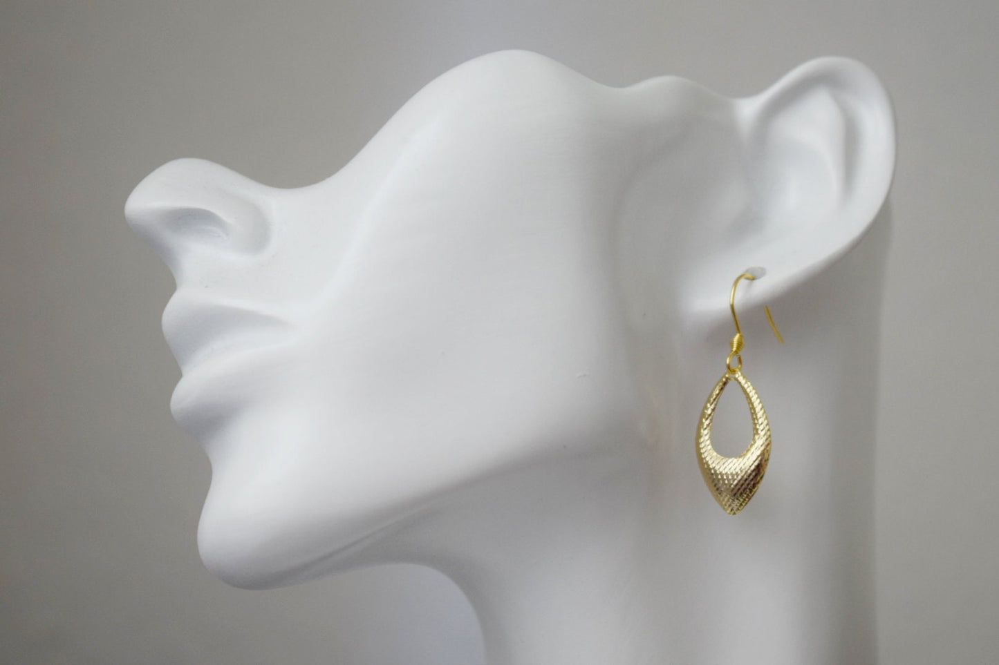 Goldene Tropfenohrringe, Hop-Ohrringe, geometrische Hängeohrringe in Gold, kleine Schmuckgeschenke zum Geburtstag für Frauen