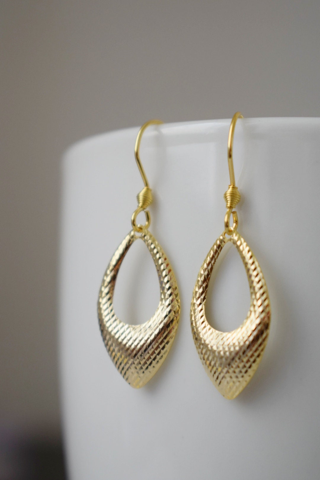 Goldene Tropfenohrringe, Hop-Ohrringe, geometrische Hängeohrringe in Gold, kleine Schmuckgeschenke zum Geburtstag für Frauen