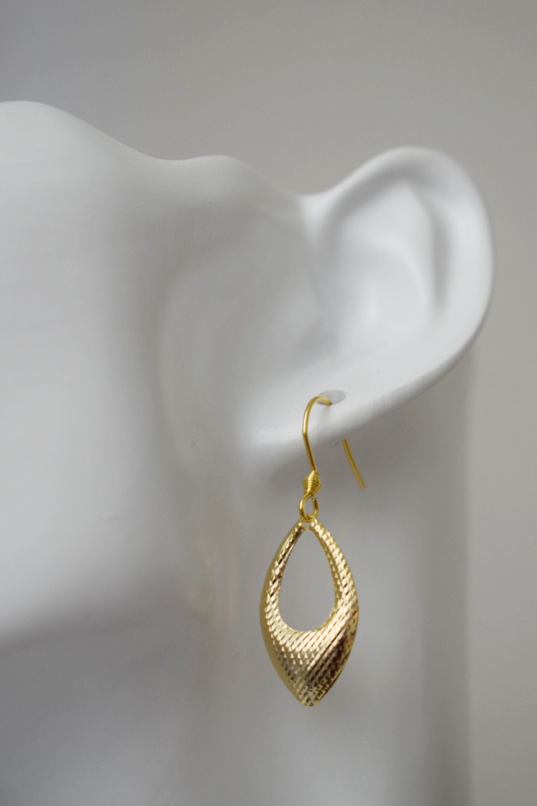 Goldene Tropfenohrringe, Hop-Ohrringe, geometrische Hängeohrringe in Gold, kleine Schmuckgeschenke zum Geburtstag für Frauen