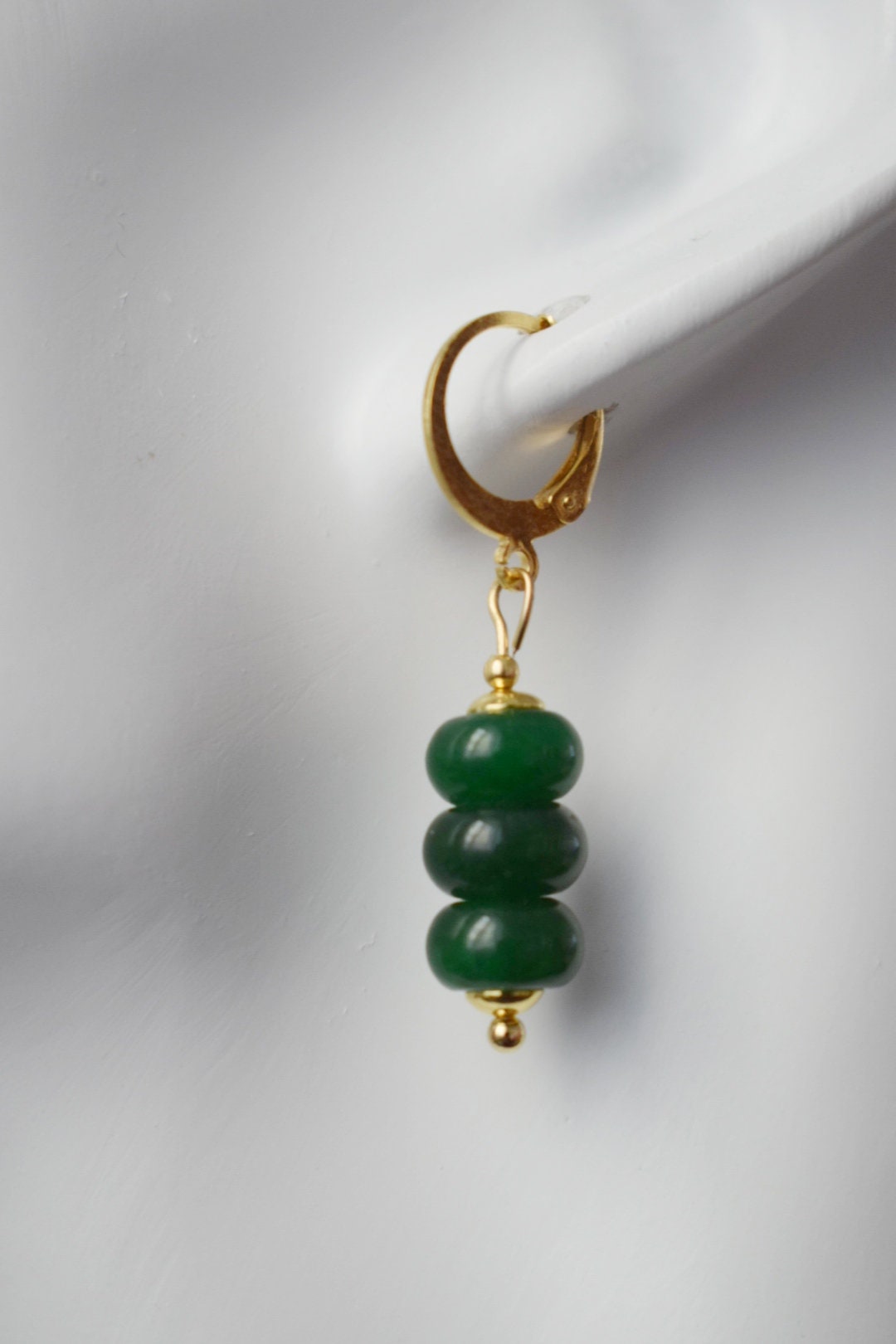 Grüne Jade Ohrringe Gold für Frauen, Edelstein Huggie Ohrringe, Zierliche kleine Jade Tropfen Ohrringe, Grüne Stein Ohrringe, Handgemachter Jade Schmuck