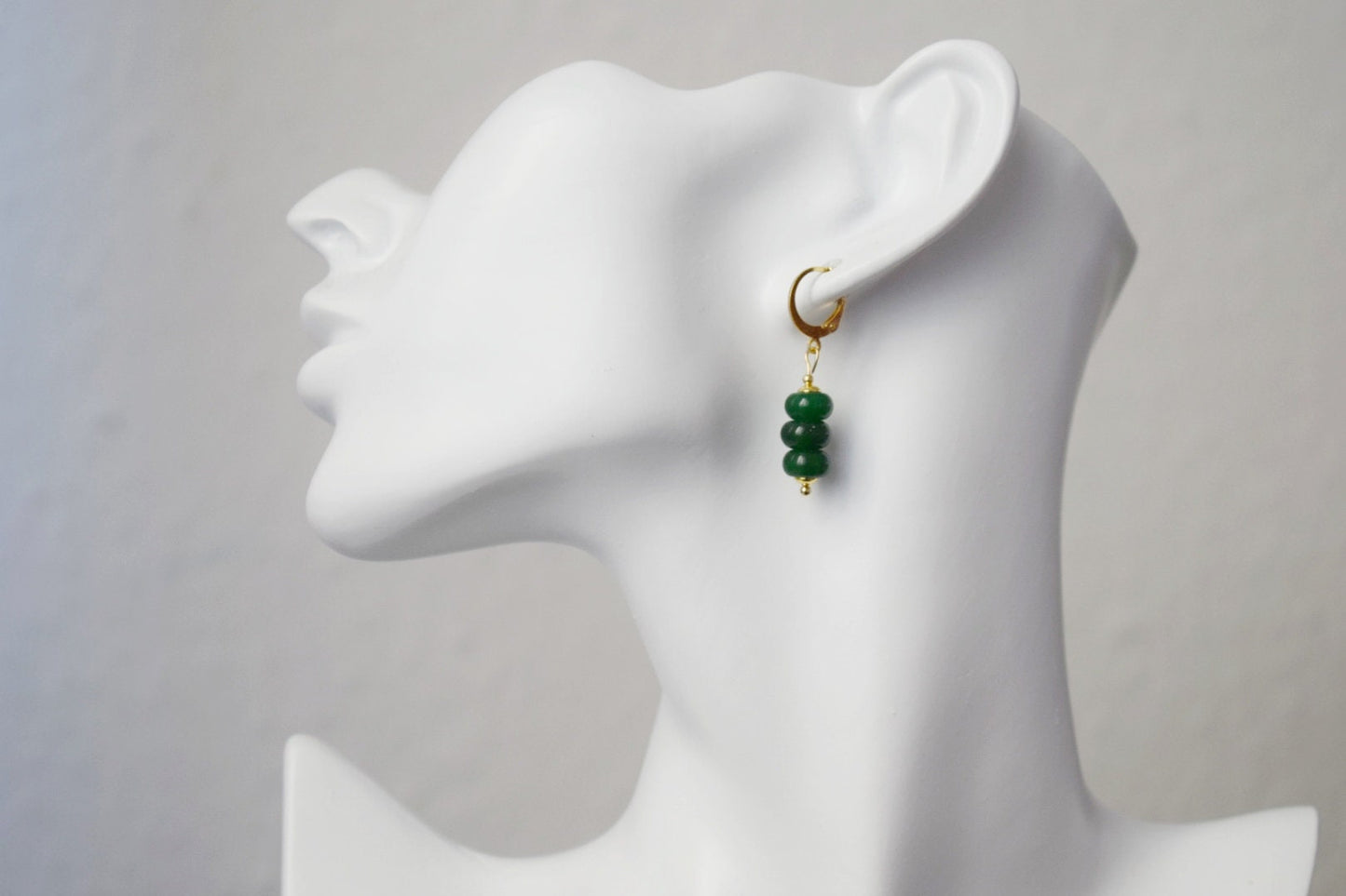Grüne Jade Ohrringe Gold für Frauen, Edelstein Huggie Ohrringe, Zierliche kleine Jade Tropfen Ohrringe, Grüne Stein Ohrringe, Handgemachter Jade Schmuck