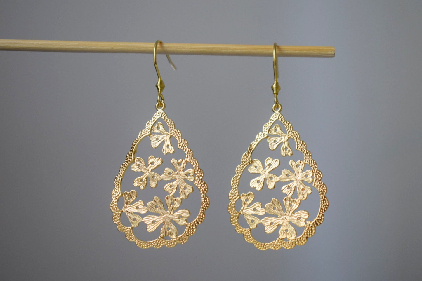 Tropfenförmige Blumenohrringe, Ornamentohrringe, 18 Karat vergoldet, lange filigrane Ohrringe, Edelstahl, viktorianischer Schmuck, Einzigartiges Geschenk für sie