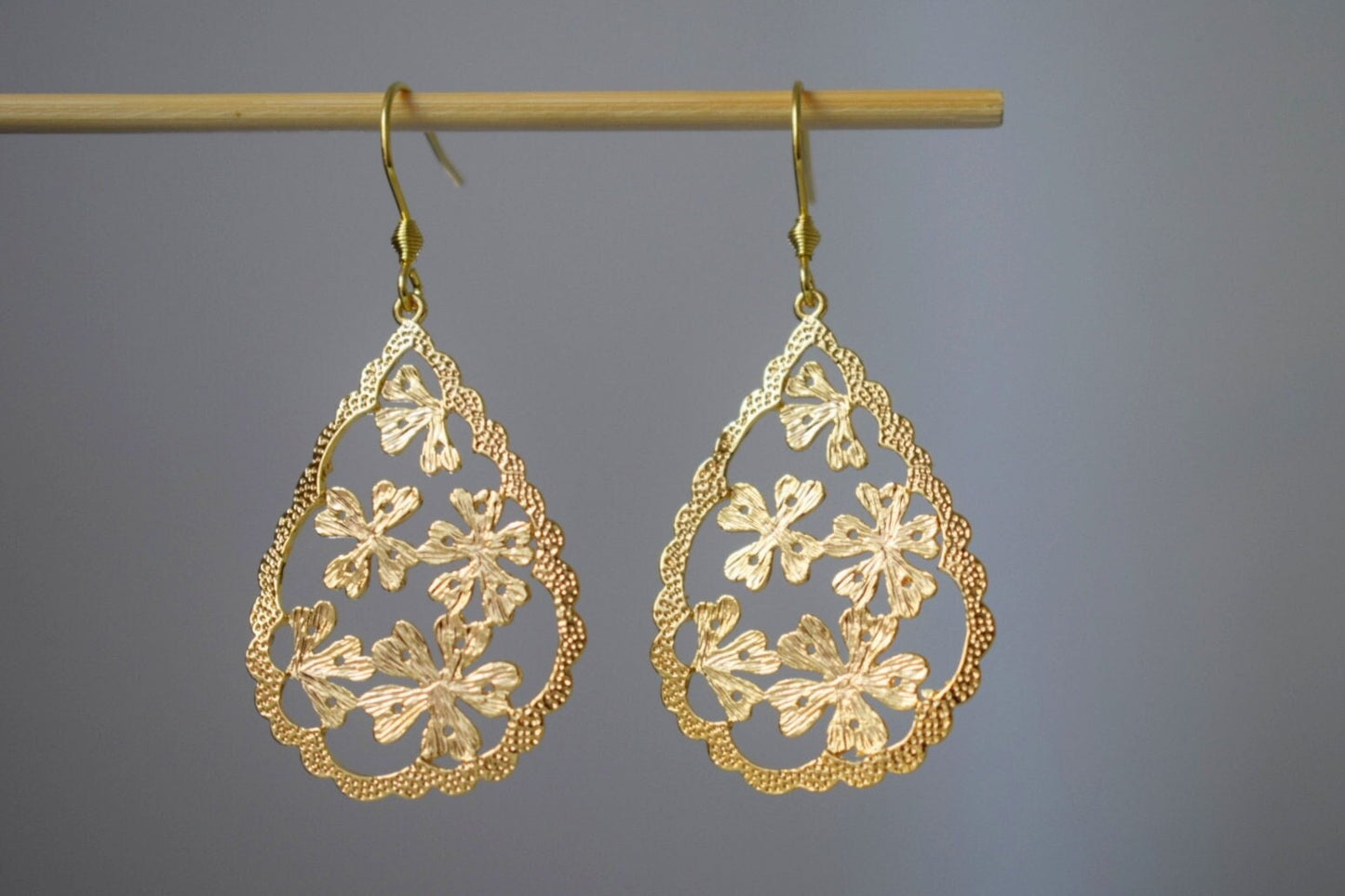 Tropfenförmige Blumenohrringe, Ornamentohrringe, 18 Karat vergoldet, lange filigrane Ohrringe, Edelstahl, viktorianischer Schmuck, Einzigartiges Geschenk für sie