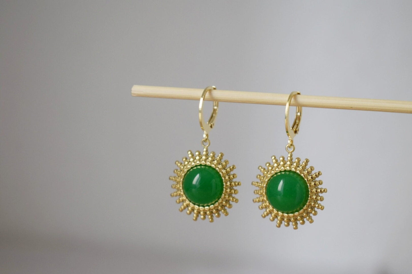 Grüne Jade Ohrringe Gold, Sonnenstrahlen Huggie Ohrringe, Sunburst, Grüne Edelstein Tropfen Ohrringe, Himmlisch, Naturstein, Schmuck Geschenk für Sie