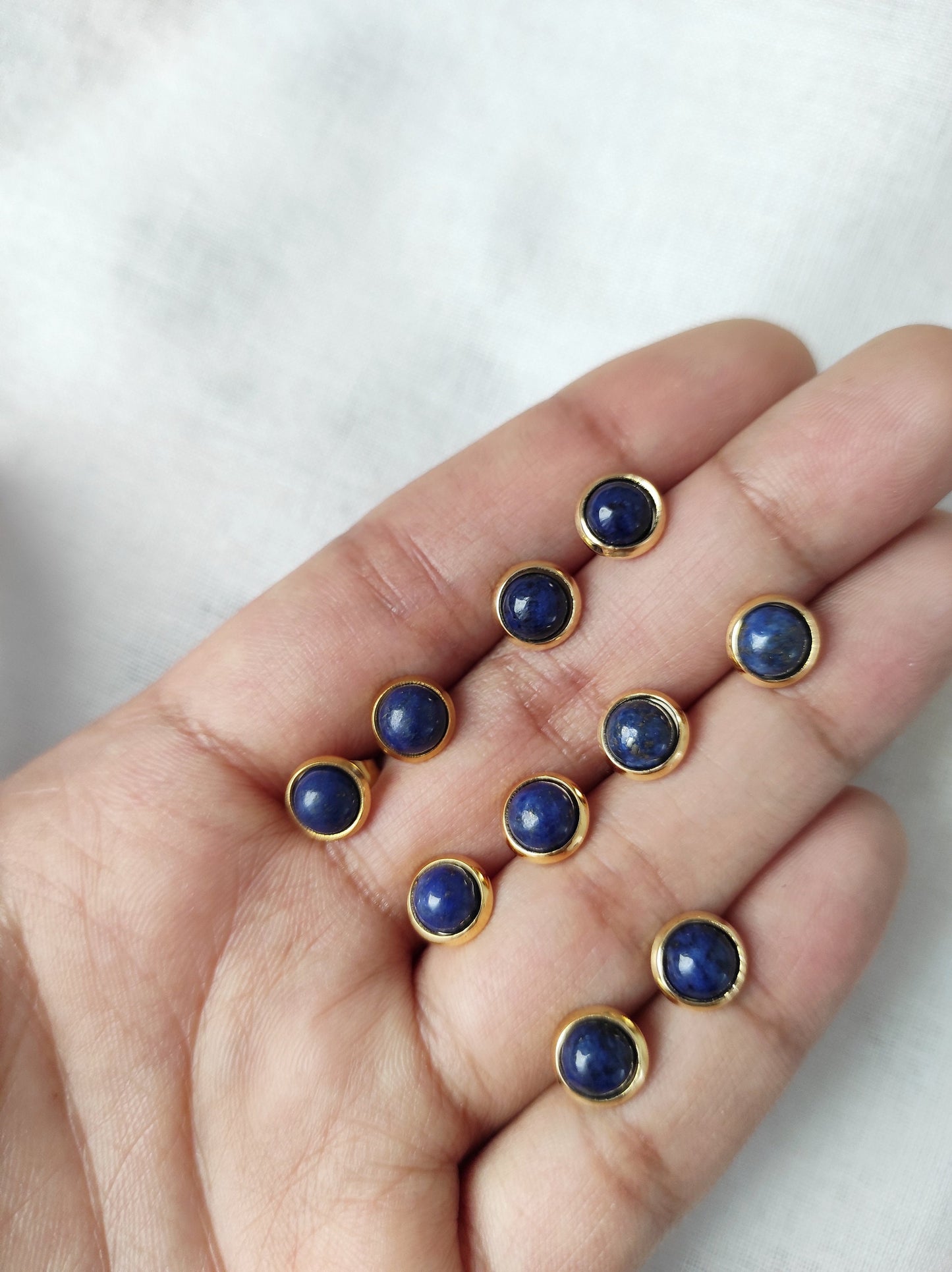 Lapis Ohrstecker Gold, Blaue Lapis Ohrringe Gold, Rund, Minimalistisch, 8mm, Lapislazuli Schmuck, September Geburtsstein, Handgemachter Schmuck