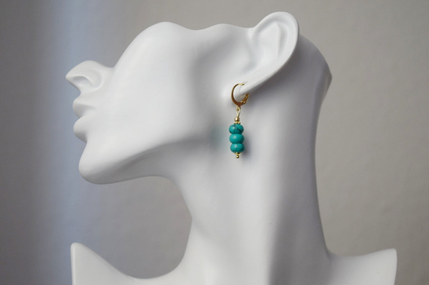 Türkisfarbene Ohrhänger in Gold, Edelstein-Ohrringe, zierliche Perlenohrringe, vergoldeter Edelstahl, handgefertigter türkisfarbener Schmuck