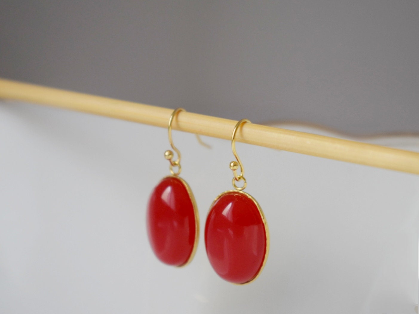 Rote Jade Ohrringe baumeln, Rotgold Statement Ohrringe, Hängende ovale Edelstein Ohrringe, rote Ohrringe für Frauen, Jade Schmuck, Geschenk für Sie
