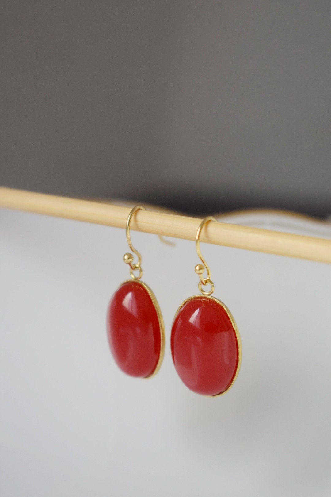 Rote Jade Ohrringe baumeln, Rotgold Statement Ohrringe, Hängende ovale Edelstein Ohrringe, rote Ohrringe für Frauen, Jade Schmuck, Geschenk für Sie