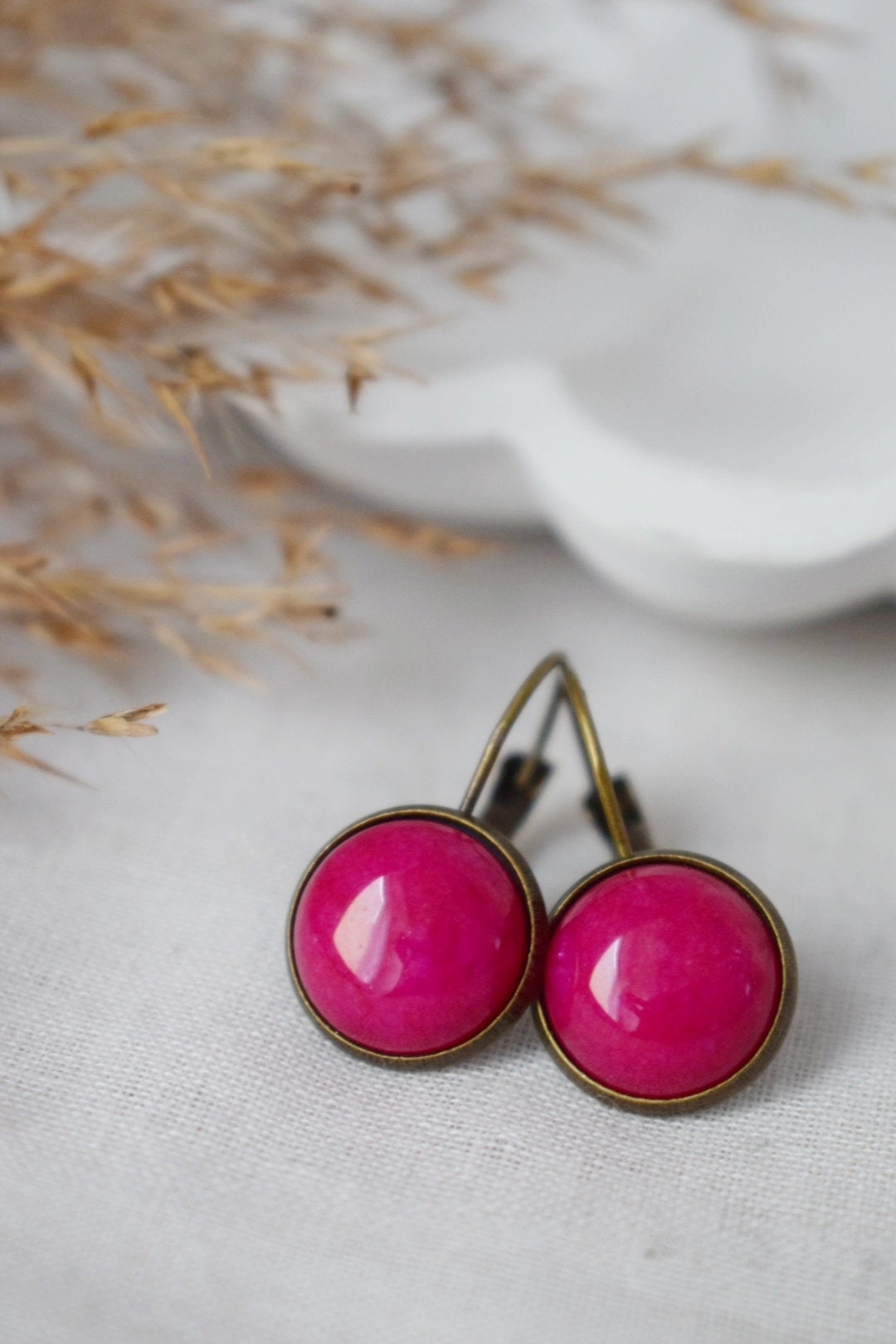 Rosa Jade Ohrringe, Vintage Ohrhänger, Hot Pink, Rund, 12mm, Edelstein Hängeohrringe, Cabochon, Bronze, Jade Schmuck, Geschenk für Sie