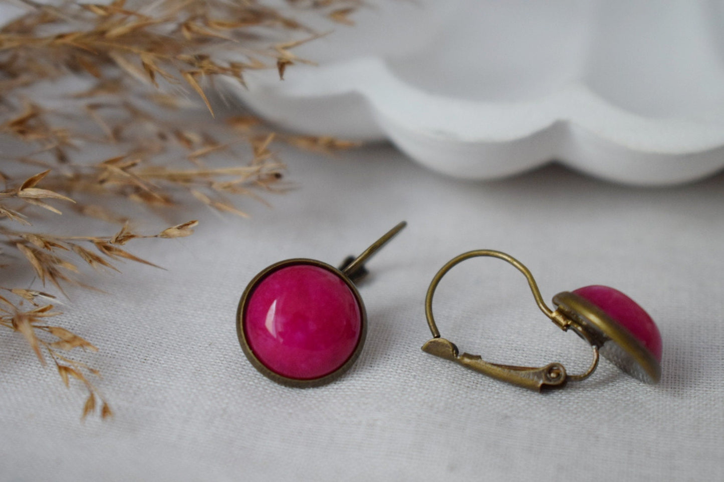 Rosa Jade Ohrringe, Vintage Ohrhänger, Hot Pink, Rund, 12mm, Edelstein Hängeohrringe, Cabochon, Bronze, Jade Schmuck, Geschenk für Sie