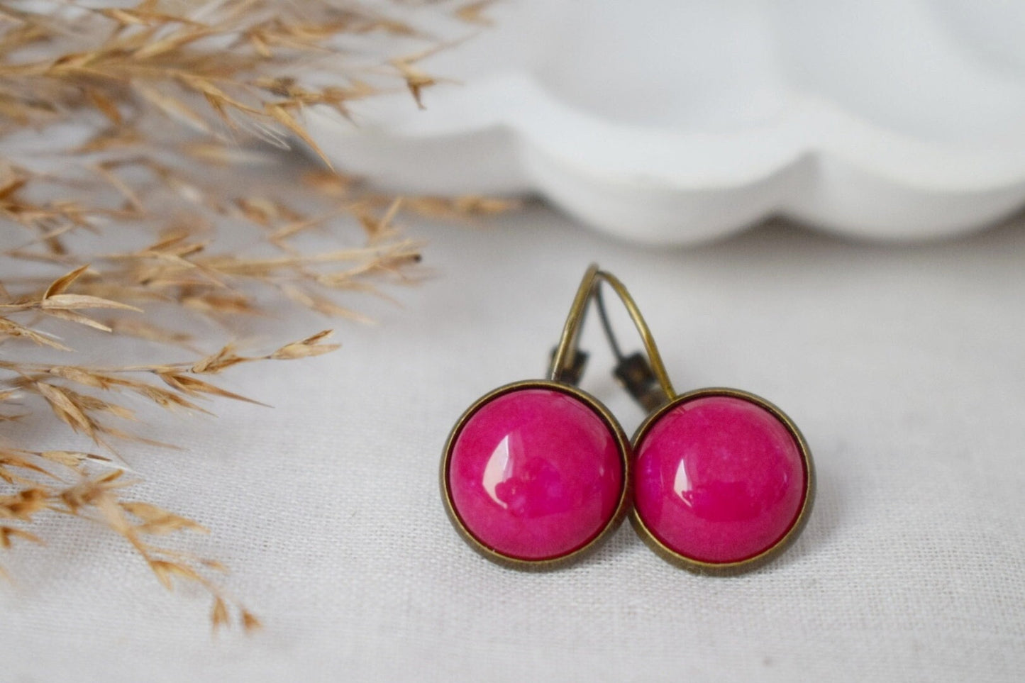 Rosa Jade Ohrringe, Vintage Ohrhänger, Hot Pink, Rund, 12mm, Edelstein Hängeohrringe, Cabochon, Bronze, Jade Schmuck, Geschenk für Sie