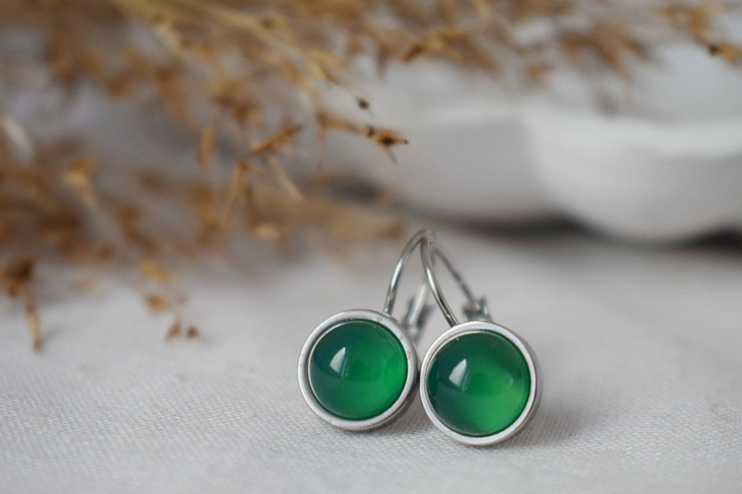 Grüne Achat Ohrringe, Kleiner runder Edelstein, Minimalistische Ohrringe mit Hebelverschluss, Handgefertigter Schmuck für Frauen