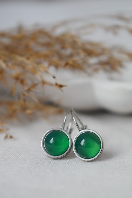 Grüne Achat Ohrringe, Kleiner runder Edelstein, Minimalistische Ohrringe mit Hebelverschluss, Handgefertigter Schmuck für Frauen