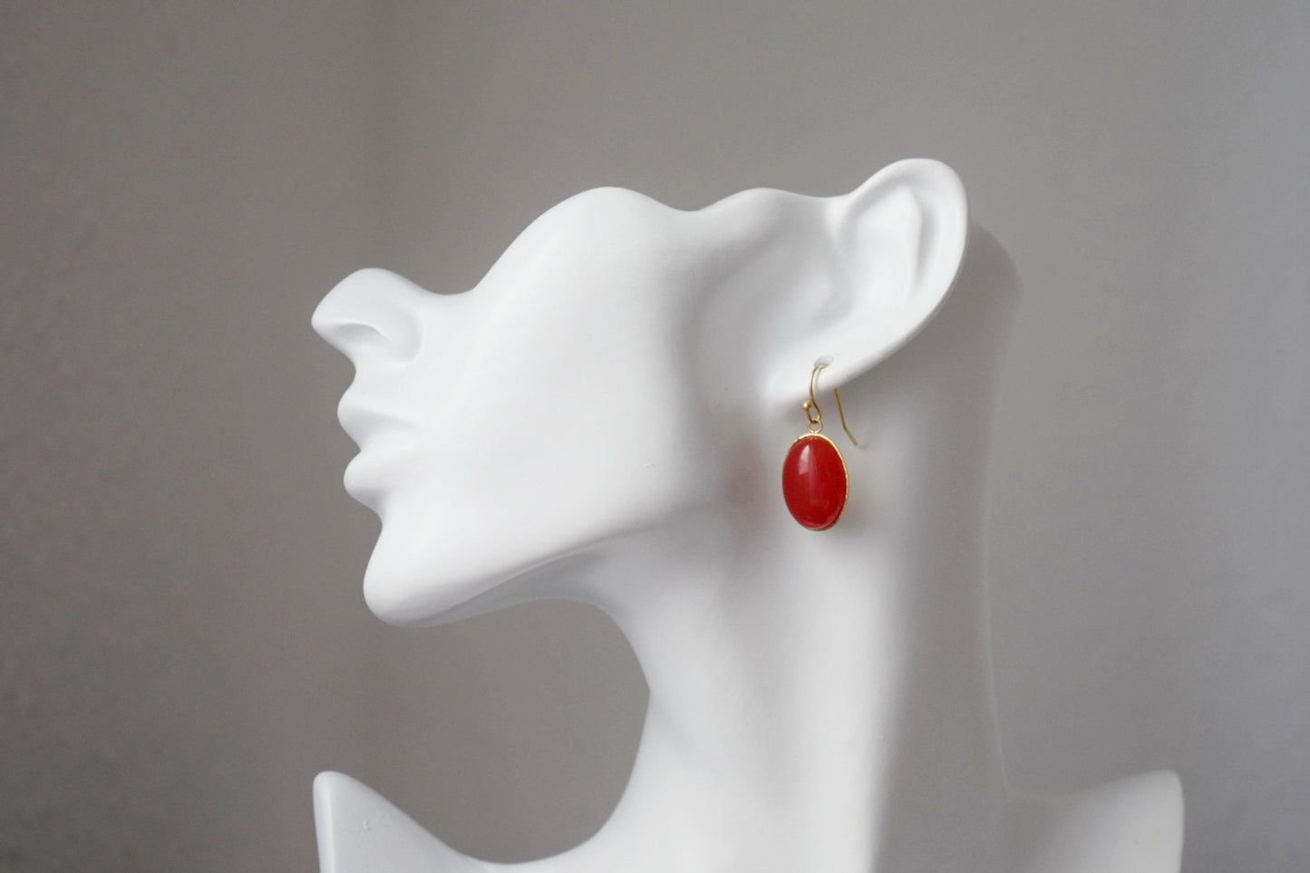 Rote Jade Ohrringe baumeln, Rotgold Statement Ohrringe, Hängende ovale Edelstein Ohrringe, rote Ohrringe für Frauen, Jade Schmuck, Geschenk für Sie