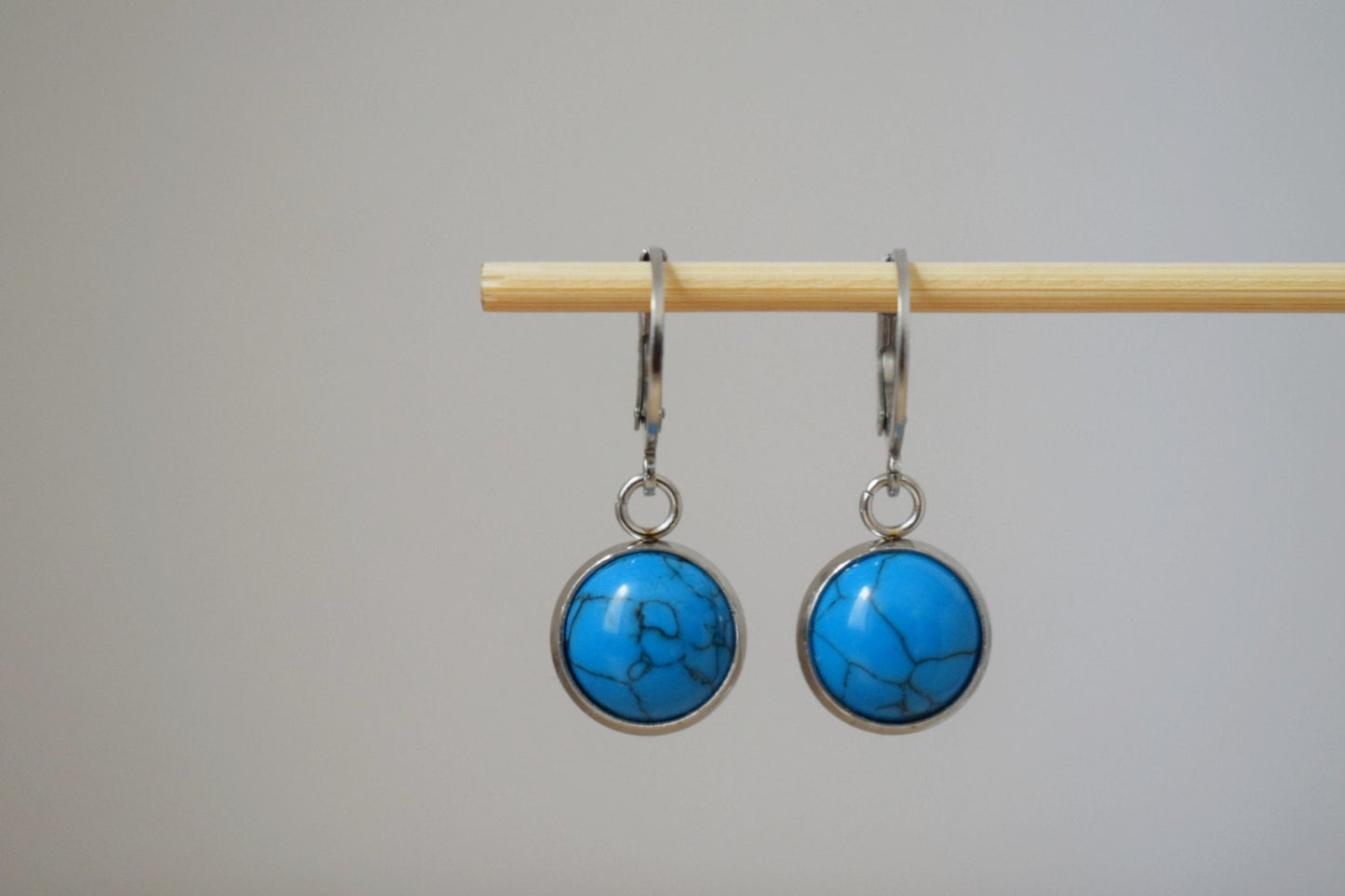 Türkisfarbene Ohrringe, Huggie-Ohrringe mit türkisfarbenem Anhänger aus Edelstahl, Runde Edelstein-Creolen, Kleiner Boho-Schmuck, Geschenk für Sie