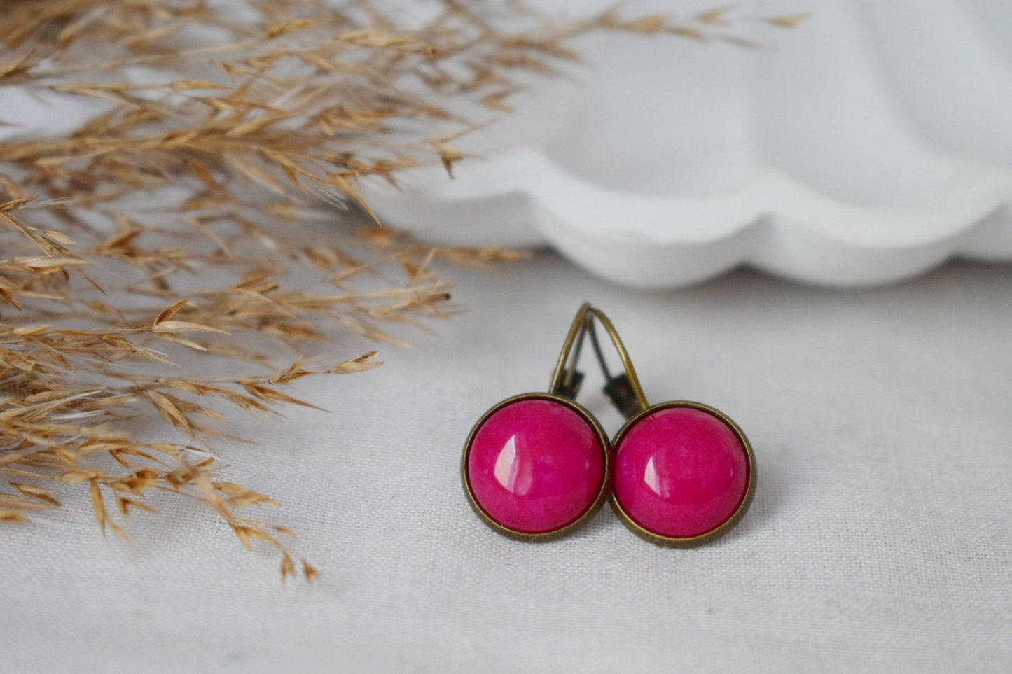 Rosa Jade Ohrringe, Vintage Ohrhänger, Hot Pink, Rund, 12mm, Edelstein Hängeohrringe, Cabochon, Bronze, Jade Schmuck, Geschenk für Sie