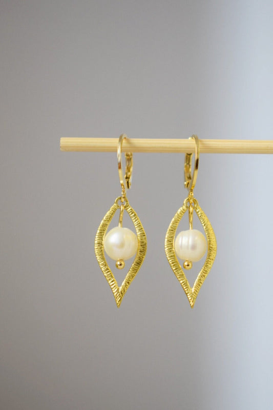 Blattohrringe mit Perle, vergoldete Huggies mit Blattanhänger, Baumelnde und Tropfenohrringe, Brauthochzeitsperlenschmuck
