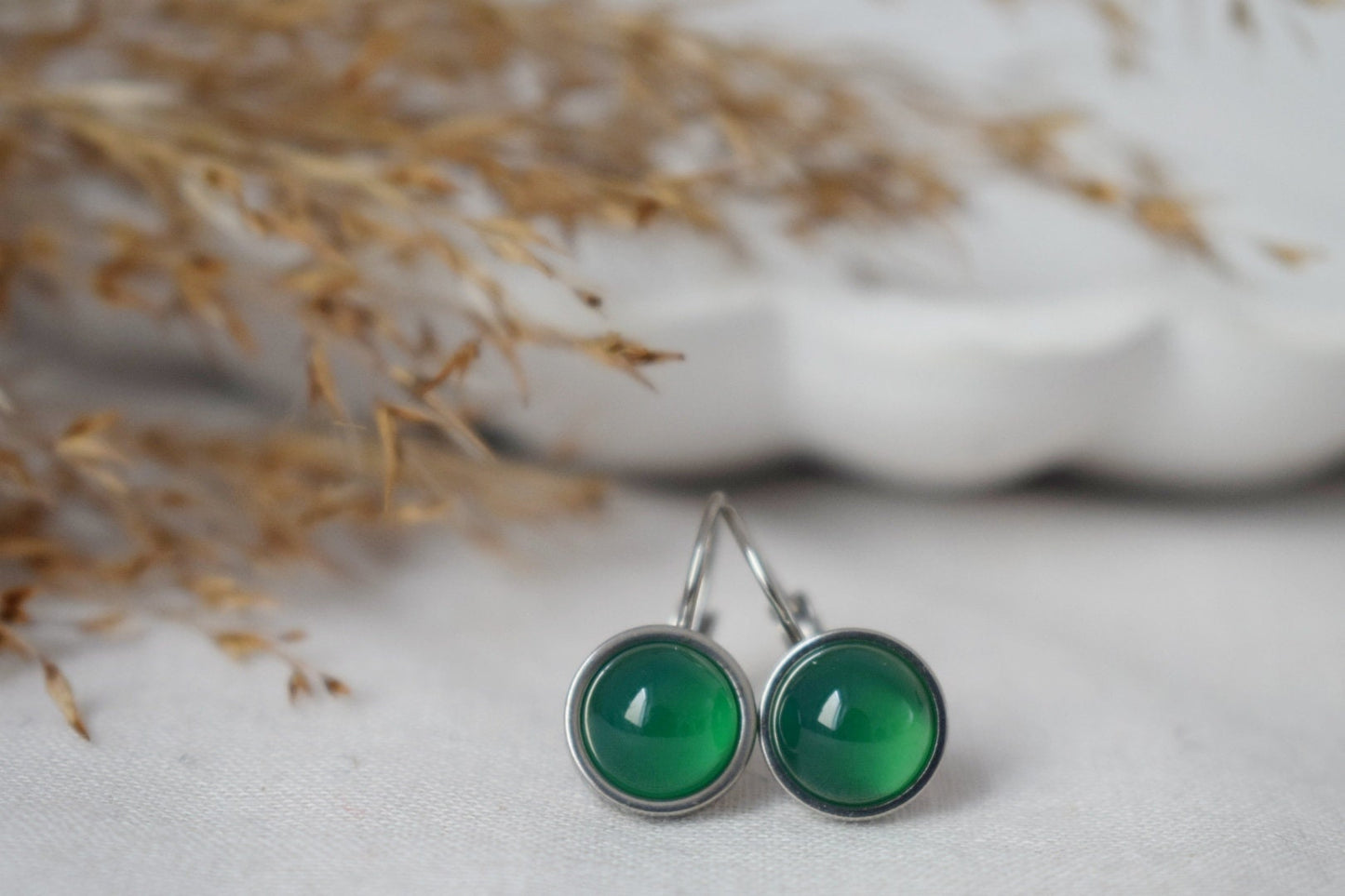 Grüne Achat Ohrringe, Kleiner runder Edelstein, Minimalistische Ohrringe mit Hebelverschluss, Handgefertigter Schmuck für Frauen
