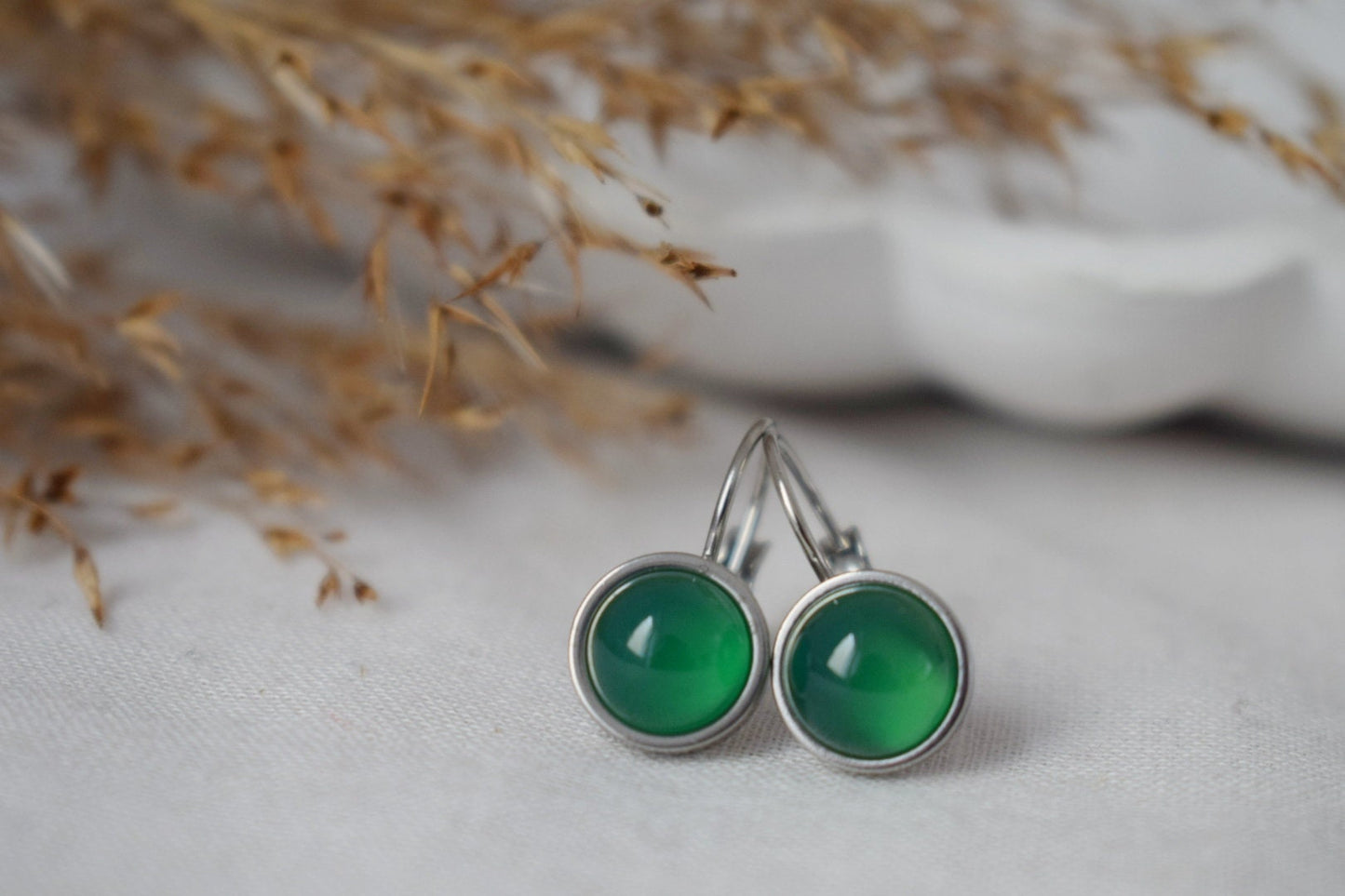Grüne Achat Ohrringe, Kleiner runder Edelstein, Minimalistische Ohrringe mit Hebelverschluss, Handgefertigter Schmuck für Frauen