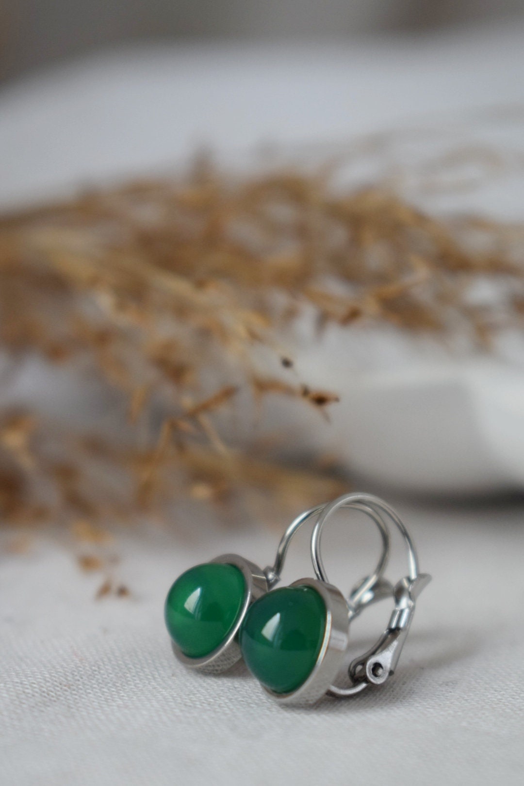 Grüne Achat Ohrringe, Kleiner runder Edelstein, Minimalistische Ohrringe mit Hebelverschluss, Handgefertigter Schmuck für Frauen