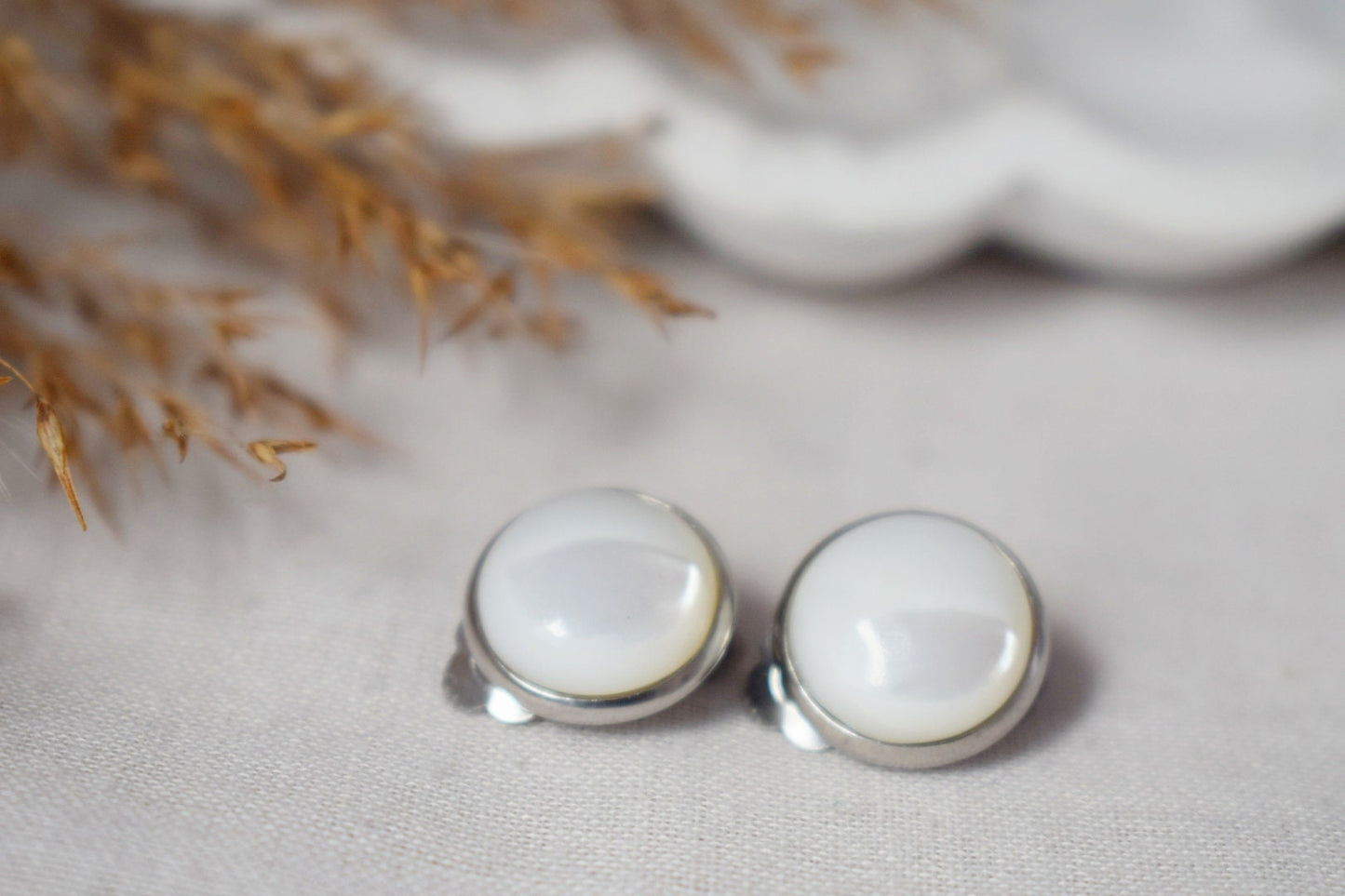 Perlmutt-Ohrclips, 12 mm, weiße Perle, Edelstahl, Perlen-Ohrclips für Frauen, nicht durchbohrte Ohrringe, Perlenschmuck