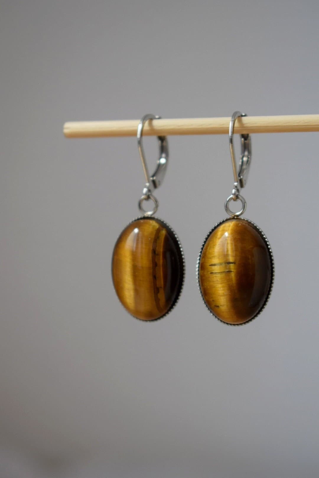 Tigerauge Creolen, Ovaler Edelstein-Anhänger, Goldbraune Stein-Ohrhänger, Chakra-Schmuck für Frauen, Weihnachtsgeschenk