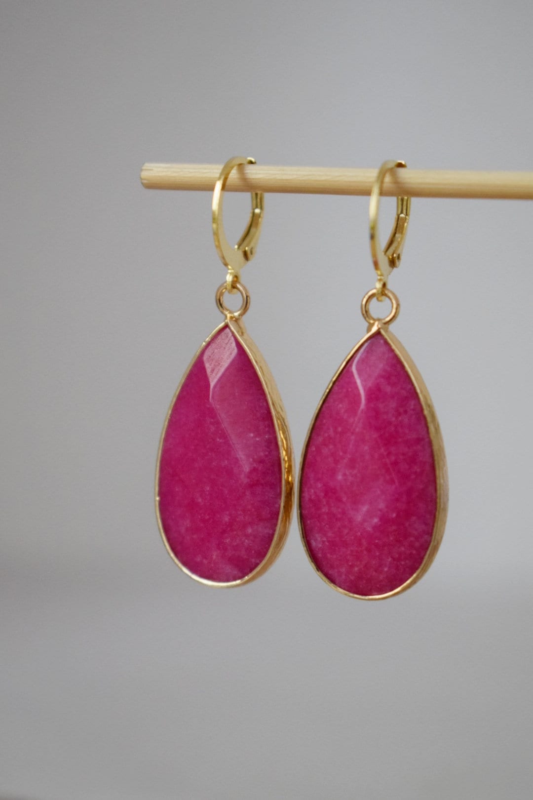Tropfenförmige rosa Jade-Ohrringe, Lange vergoldete Edelstein-Ohrringe, Facettierte magentafarbene Anhänger-Ohrringe, Edelstahl, Jade-Schmuck