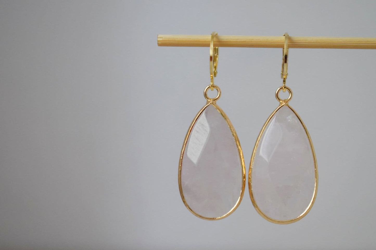 Tropfenförmige Rosenquarz-Ohrringe, Lange vergoldete Edelstein-Ohrringe, Facettierter rosa Anhänger, Edelstahl, Rosenquarz-Schmuck, Geschenk