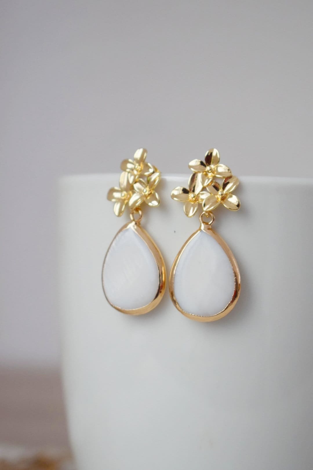 Tropfenförmige Süßwasserperle mit 18 Karat vergoldeten Blumenohrsteckern, baumelnde Muschelohrringe, Brautjungfern, Hochzeitsperlenschmuck