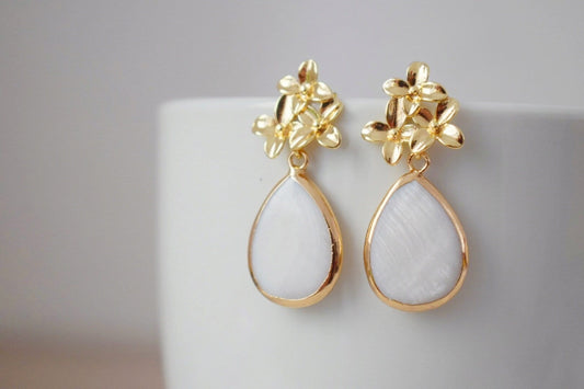 Tropfenförmige Süßwasserperle mit 18 Karat vergoldeten Blumenohrsteckern, baumelnde Muschelohrringe, Brautjungfern, Hochzeitsperlenschmuck