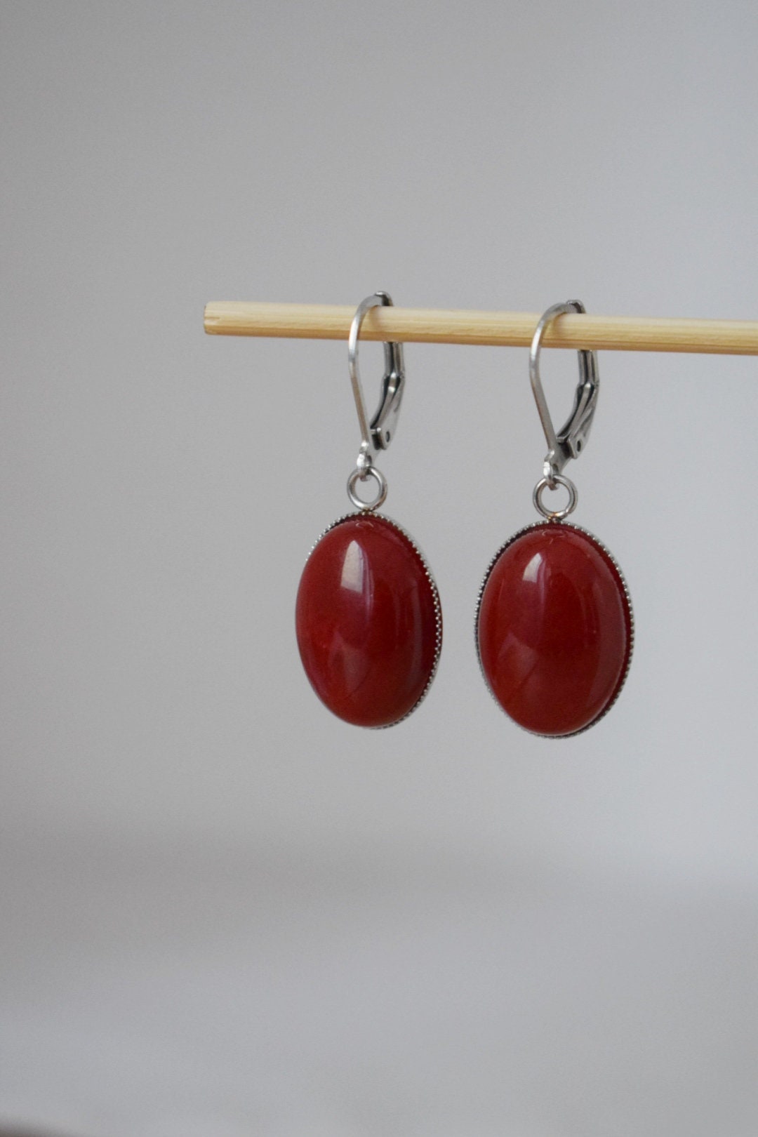 Jade Ohrringe, Dunkelrote Jade Huggies, Ovale Edelstein Ohrringe, Boho Schmuck, Einzigartiges Geschenk für Sie