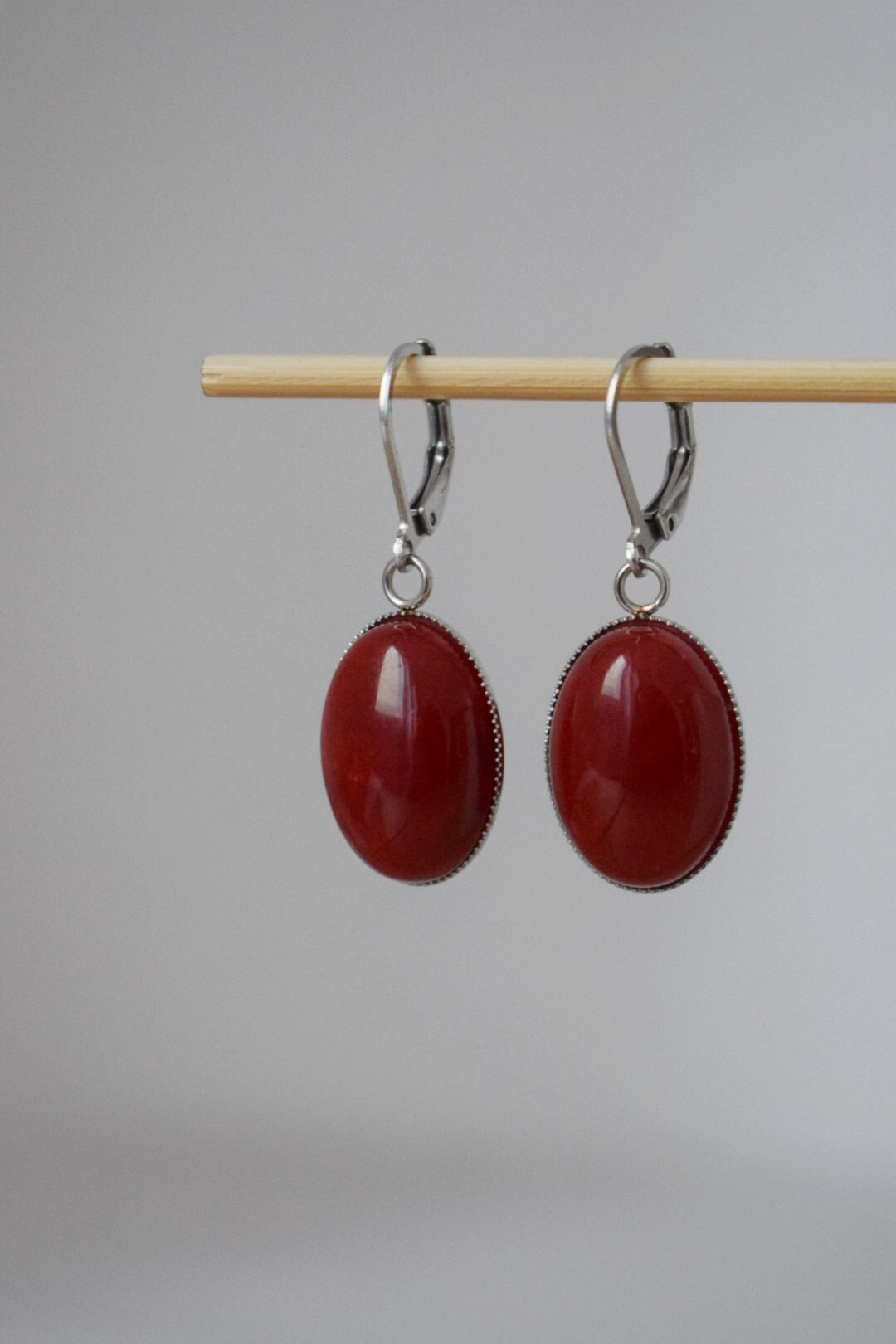 Jade Ohrringe, Dunkelrote Jade Huggies, Ovale Edelstein Ohrringe, Boho Schmuck, Einzigartiges Geschenk für Sie