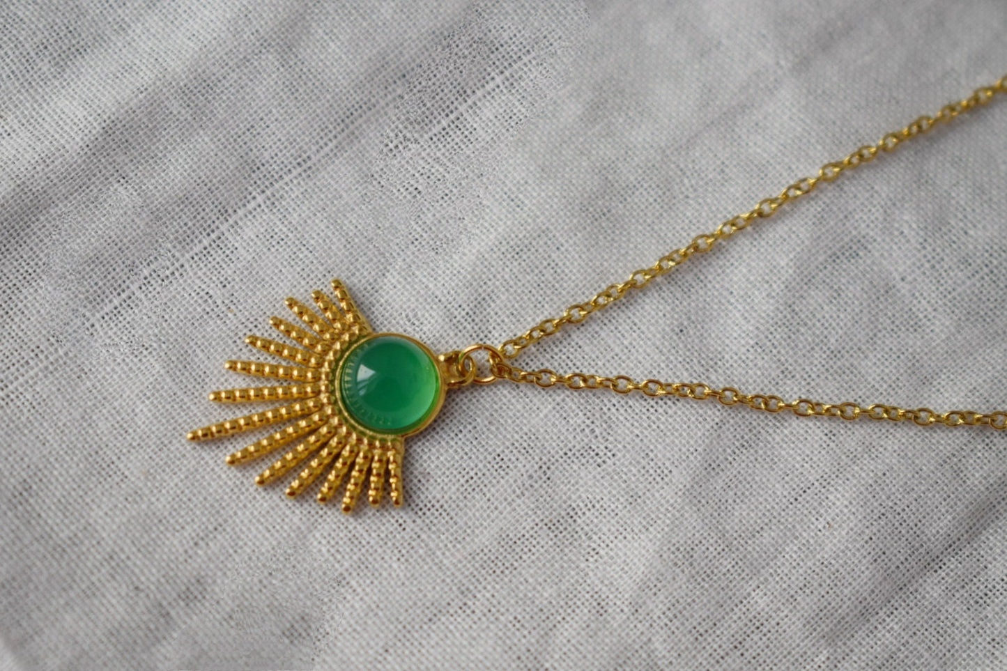 Grüne Achat-Ohrringe, Sonnenstrahlen-Ohrhänger, Sunburst, Grüne Edelstein-Ohrhänger, Himmlisch, Vergoldeter Edelstahlschmuck