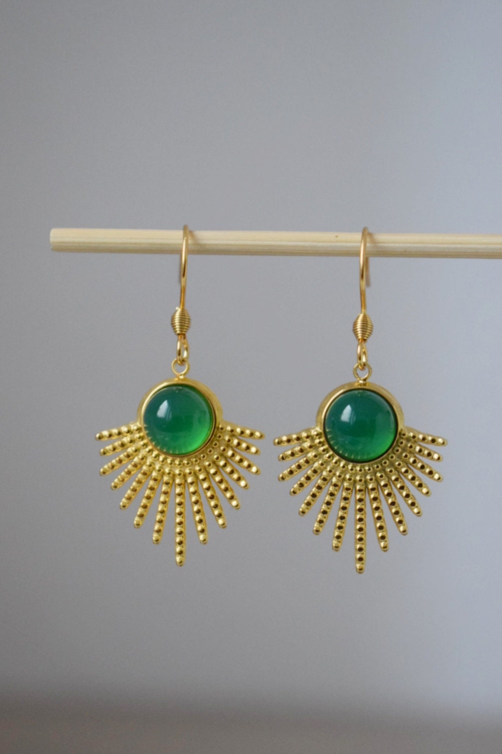 Grüne Achat-Ohrringe, Sonnenstrahlen-Ohrhänger, Sunburst, Grüne Edelstein-Ohrhänger, Himmlisch, Vergoldeter Edelstahlschmuck