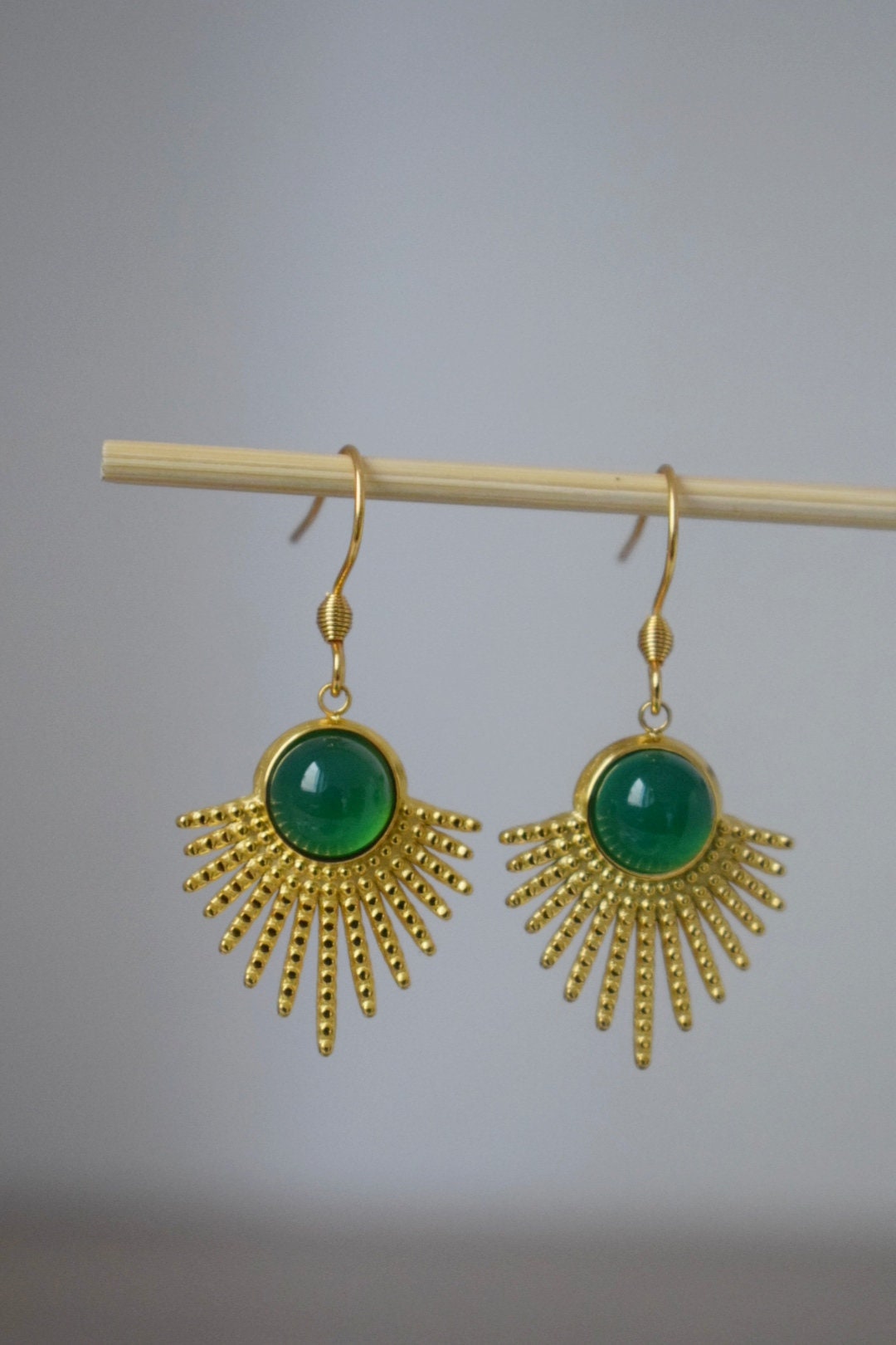 Grüne Achat-Ohrringe, Sonnenstrahlen-Ohrhänger, Sunburst, Grüne Edelstein-Ohrhänger, Himmlisch, Vergoldeter Edelstahlschmuck