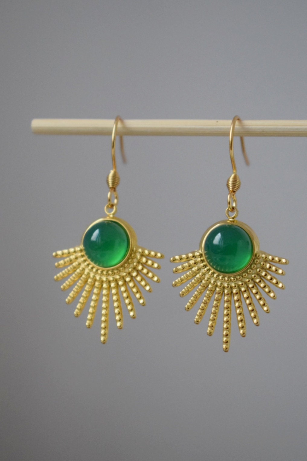 Grüne Achat-Ohrringe, Sonnenstrahlen-Ohrhänger, Sunburst, Grüne Edelstein-Ohrhänger, Himmlisch, Vergoldeter Edelstahlschmuck
