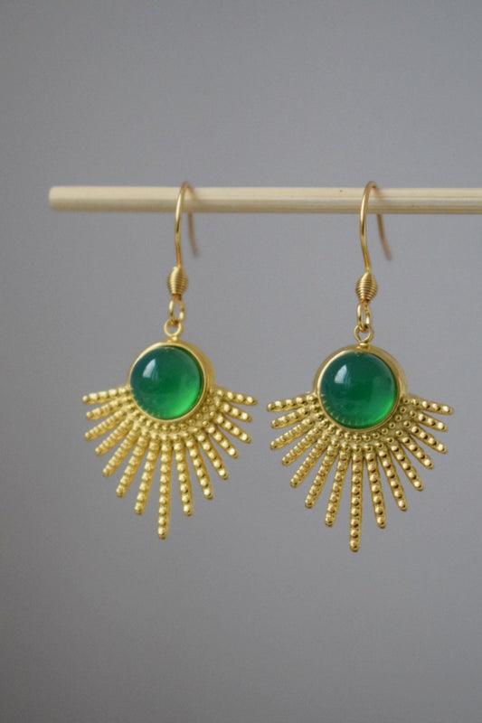 Grüne Achat-Ohrringe, Sonnenstrahlen-Ohrhänger, Sunburst, Grüne Edelstein-Ohrhänger, Himmlisch, Vergoldeter Edelstahlschmuck