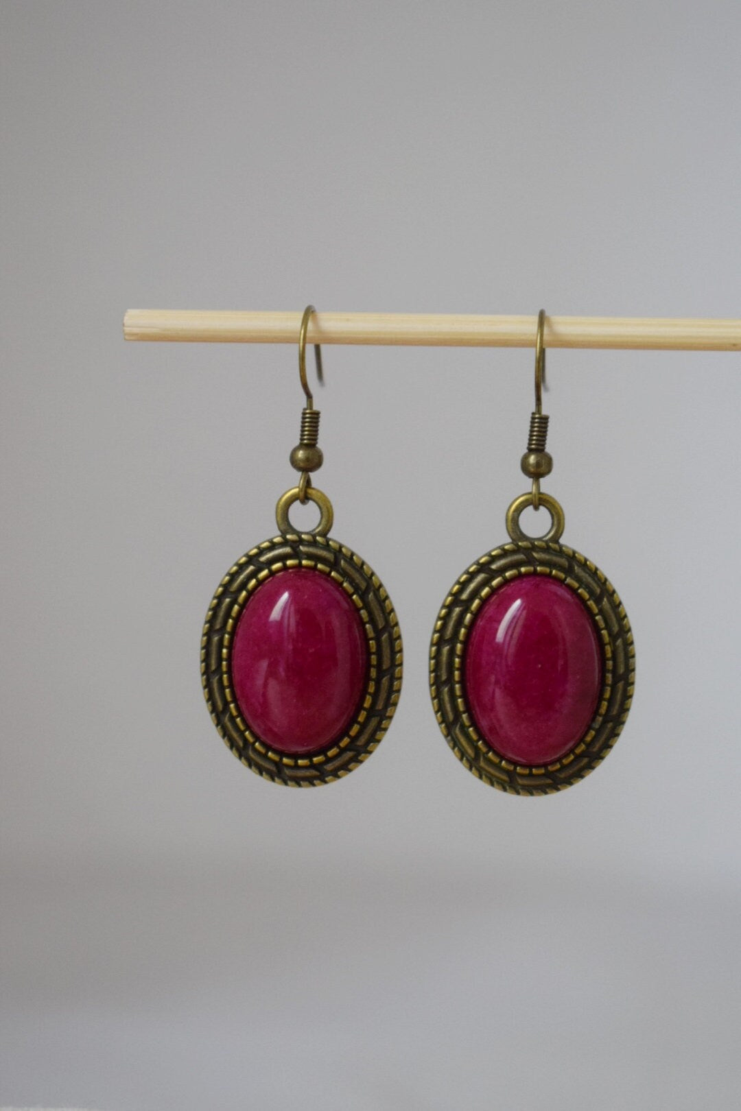 Vintage rote Jade Ohrringe, Burgunderroter Edelstein, ovaler Anhänger aus Steinbronze, Statement filigrane Ohrringe, Schmuckgeschenk Frauen