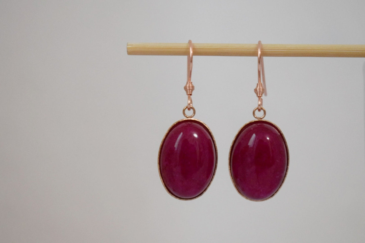 Violett rote Jade Ohrringe, Ovale Edelstein Hängeohrringe, Rosé vergoldeter Edelstahl, Jade Schmuck für Frauen, Geschenk für Sie
