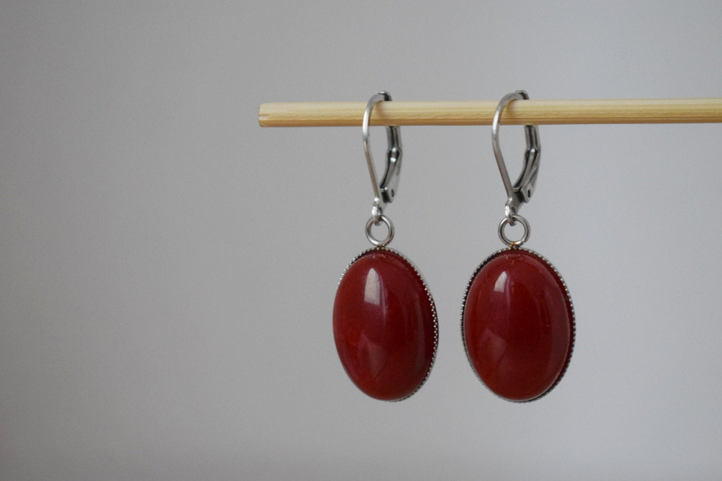 Jade Ohrringe, Dunkelrote Jade Huggies, Ovale Edelstein Ohrringe, Boho Schmuck, Einzigartiges Geschenk für Sie