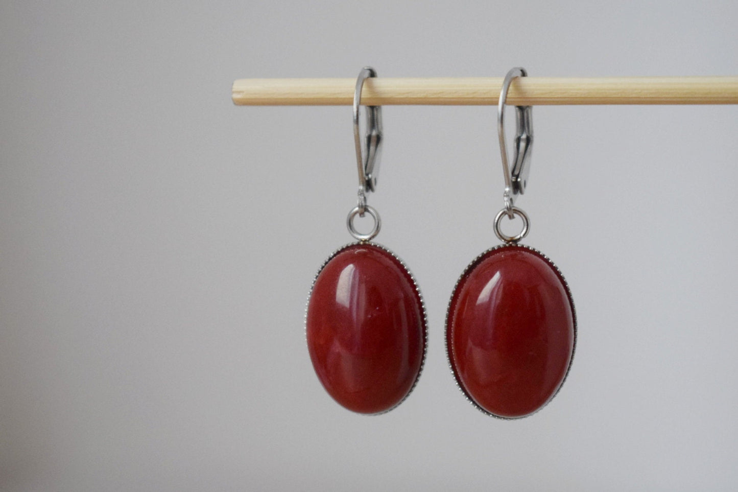 Jade Ohrringe, Dunkelrote Jade Huggies, Ovale Edelstein Ohrringe, Boho Schmuck, Einzigartiges Geschenk für Sie