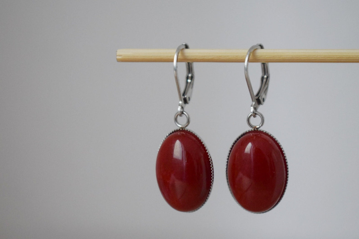 Jade Ohrringe, Dunkelrote Jade Huggies, Ovale Edelstein Ohrringe, Boho Schmuck, Einzigartiges Geschenk für Sie