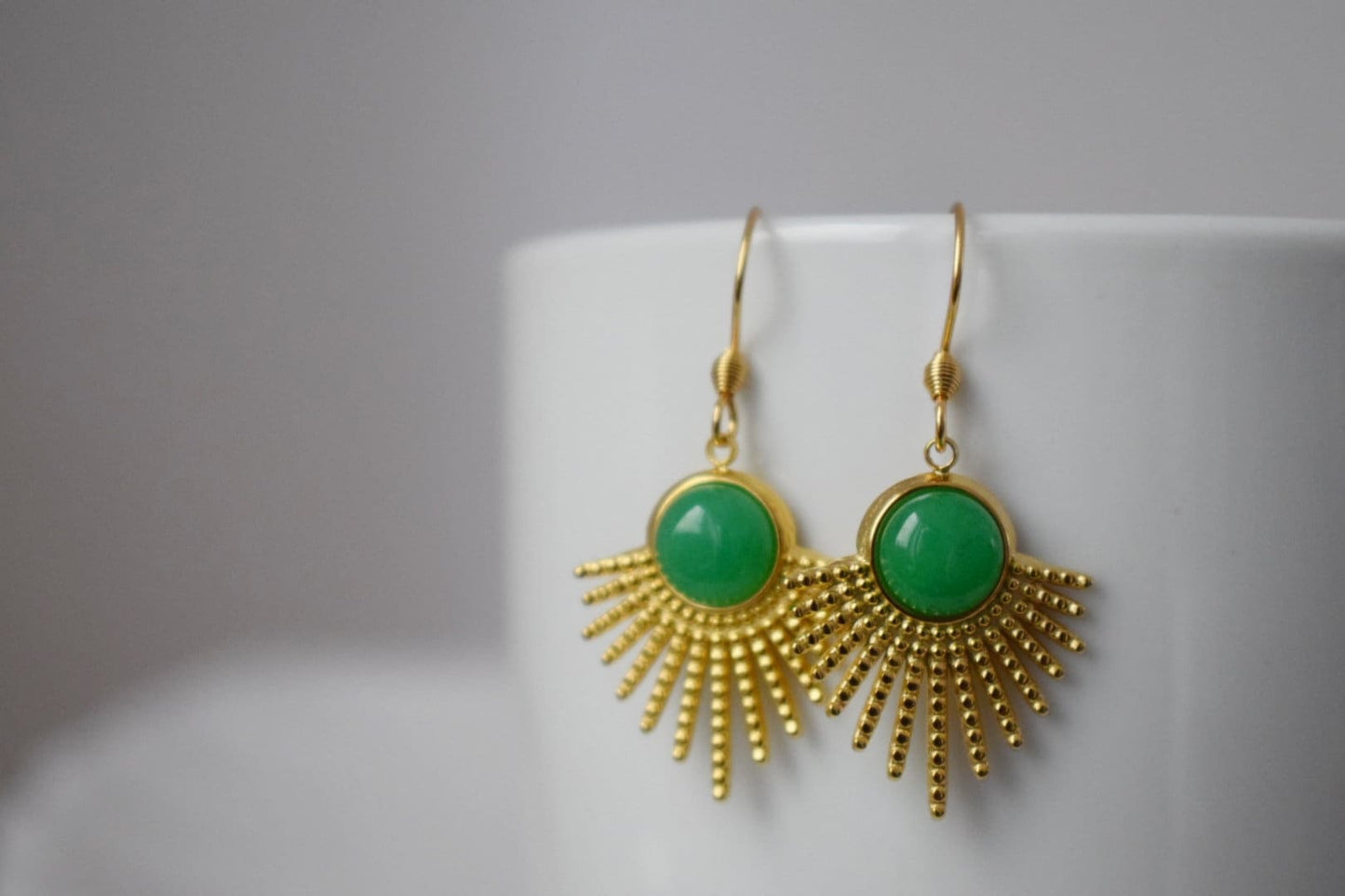 Grüne Jade Ohrringe Gold, Sonnenstrahlen baumelnde Ohrringe, Sunburst, Grüne Edelstein Tropfen Ohrringe, Celestial, Grüner Jade Schmuck, Geschenk für Sie
