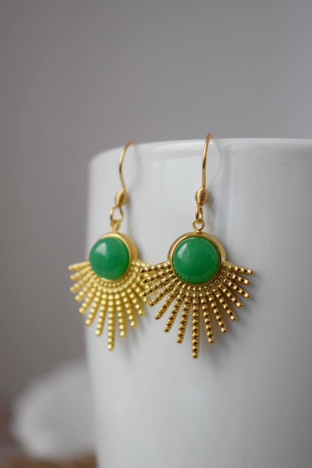 Grüne Jade Ohrringe Gold, Sonnenstrahlen baumelnde Ohrringe, Sunburst, Grüne Edelstein Tropfen Ohrringe, Celestial, Grüner Jade Schmuck, Geschenk für Sie