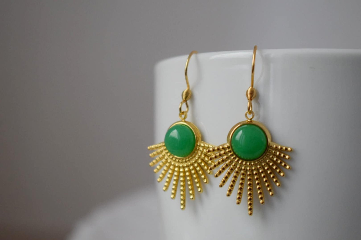 Grüne Jade Ohrringe Gold, Sonnenstrahlen baumelnde Ohrringe, Sunburst, Grüne Edelstein Tropfen Ohrringe, Celestial, Grüner Jade Schmuck, Geschenk für Sie