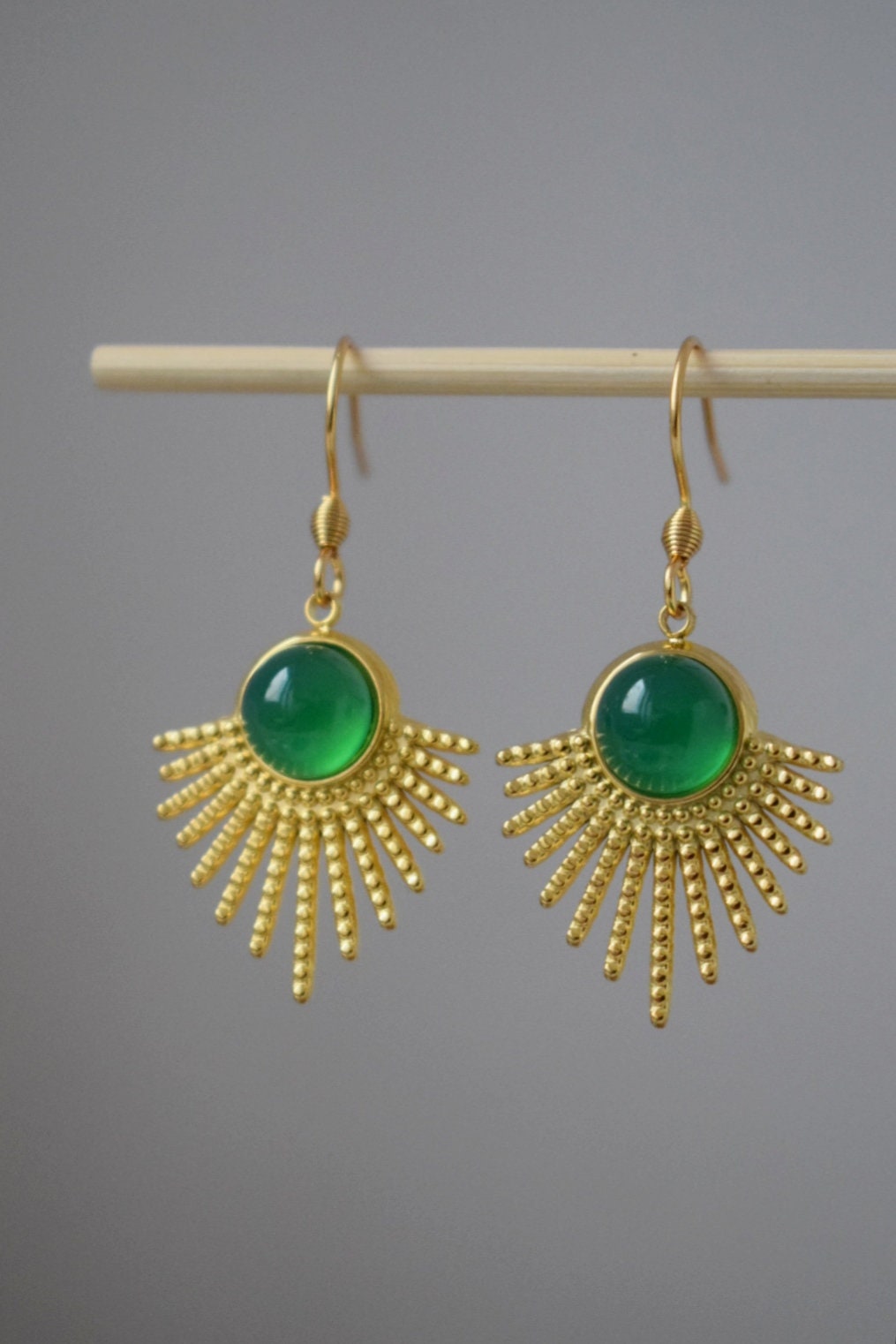Grüne Achat-Ohrringe, Sonnenstrahlen-Ohrhänger, Sunburst, Grüne Edelstein-Ohrhänger, Himmlisch, Vergoldeter Edelstahlschmuck