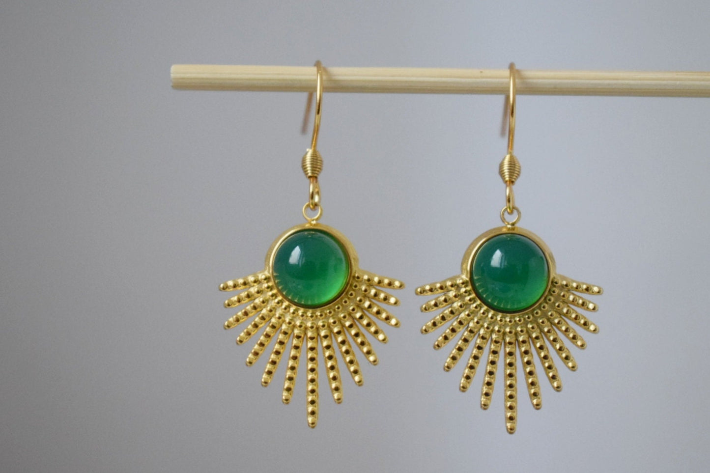 Grüne Achat-Ohrringe, Sonnenstrahlen-Ohrhänger, Sunburst, Grüne Edelstein-Ohrhänger, Himmlisch, Vergoldeter Edelstahlschmuck