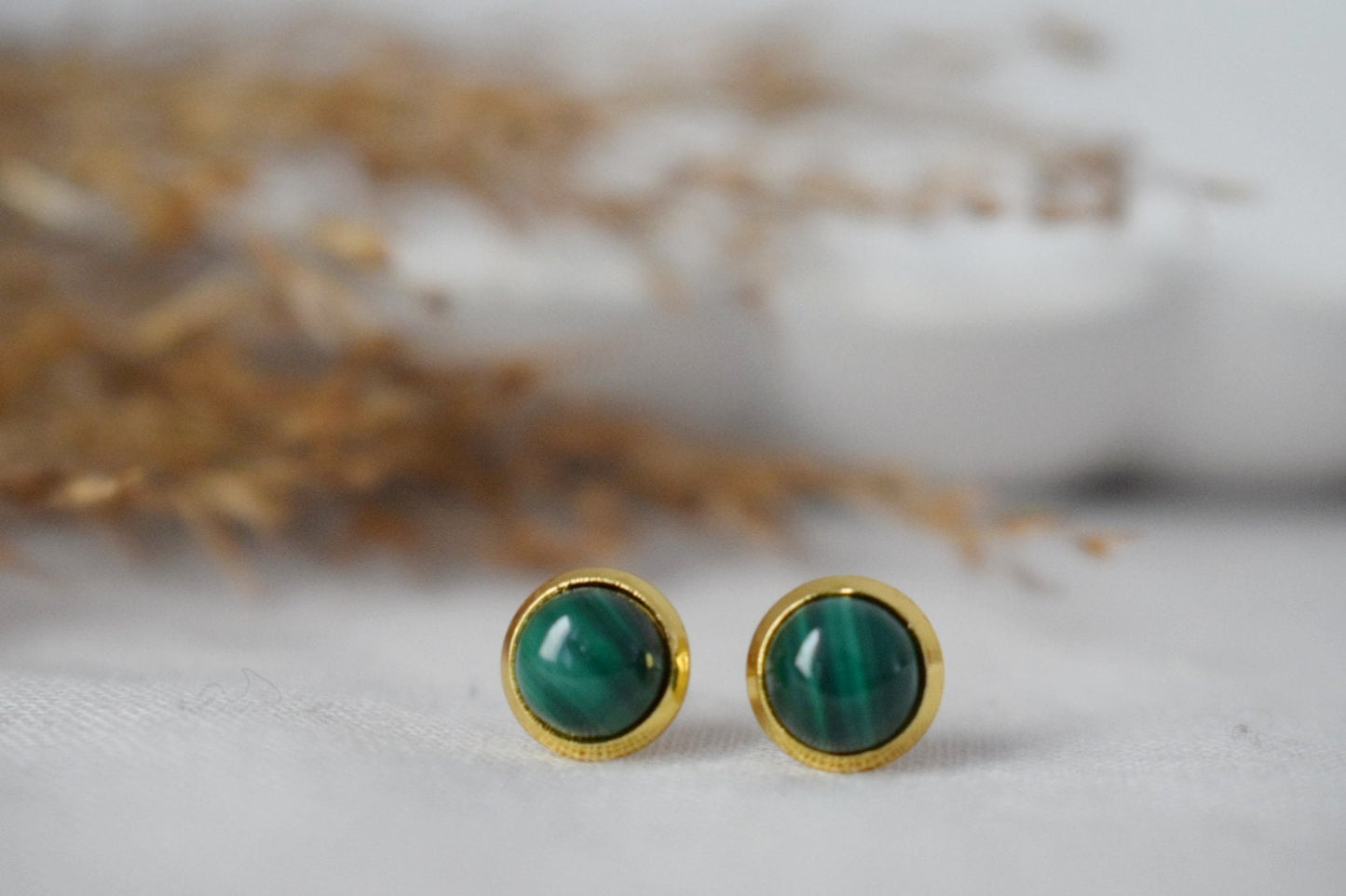 Mini Natürliche Malachit Ohrstecker, Kleine grüne Edelstein Ohrringe, Push Back Ohrringe, Leichte, Minimalistische Geburtsstein Schmuck Geschenk