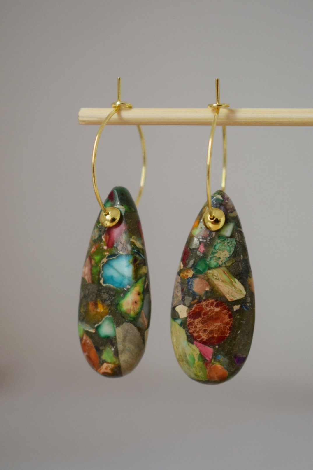 Imperial Jaspis Creolen, 18 Karat vergoldet, Teardrop Sea Sediment Jaspis, Edelstahl, Edelstein Tropfen bunte Ohrhänger, Geschenk